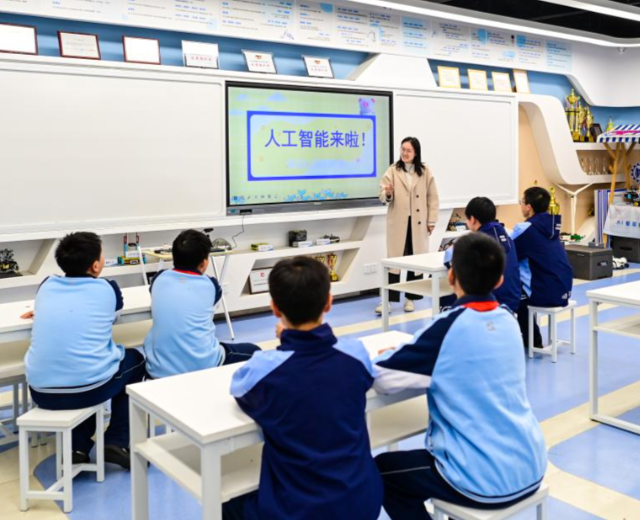 学生们手持一个“口袋乌龟然后将其放在涂有不同色彩的纸上 学生们手持一个“口袋乌龟然后将其放在涂有不同色彩的纸上