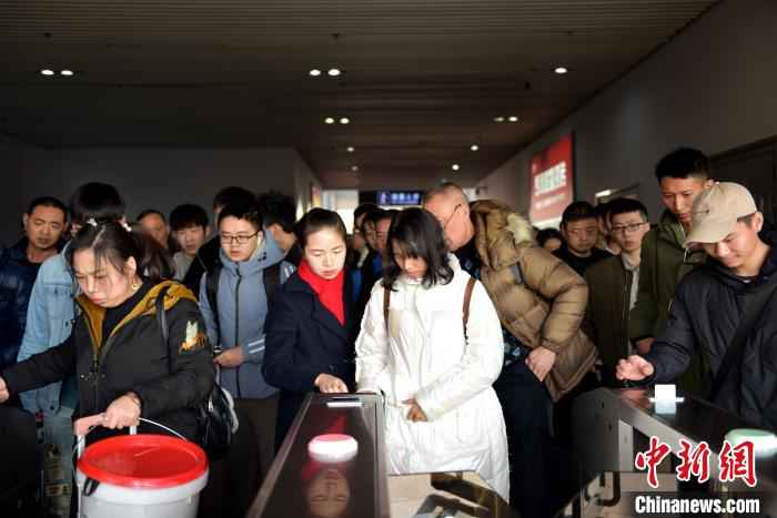 申时:胡兰在出站口协助旅客快速出站。 宋曹梓瀚 摄 “90后”高铁女站长的“春运十二时辰”