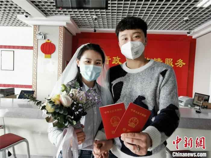 一对情侣顺利领取结婚证 韩章云 摄 疫情下的婚姻登记处:结婚的少,离婚的更少