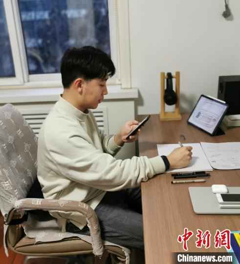 上海大学手拉手志愿者正在为结对小朋友上课。上海团市委供图 为援鄂归来医务人员送福利 上海共青团上线青春战“疫”关爱行动