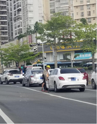 险!深圳十字路口再现“花式乞讨”,谁在纵容?
